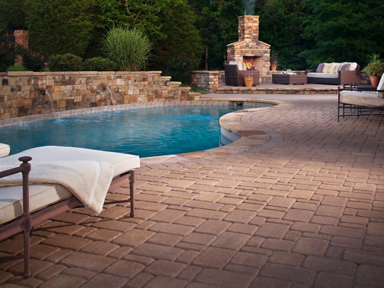 Ci Belgard Hardscapes Outdoor Fireplace Pool S4x3 Jpg Rend Hgtvcom